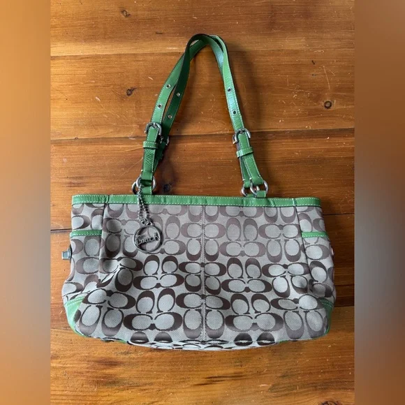 Coach Green Adjustable Shoulder Bag with Signature Design - Picture 3 of 6